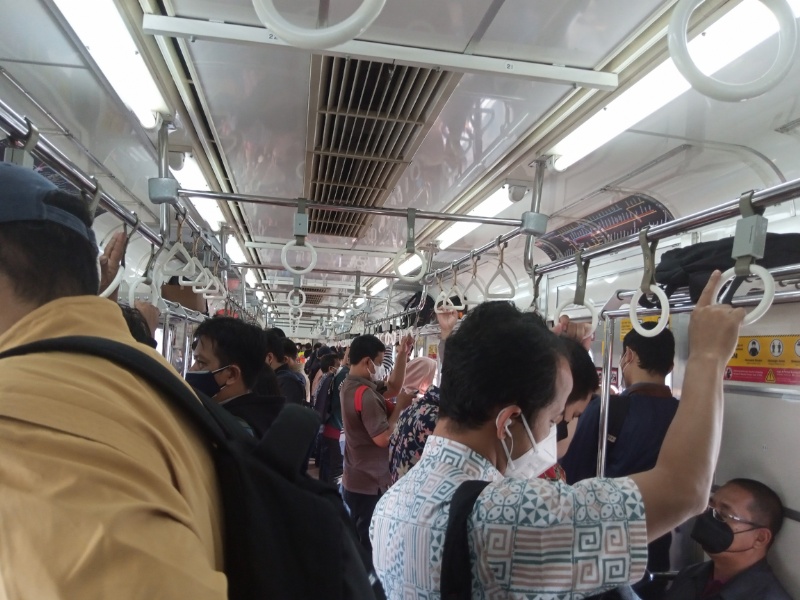 Suasana KRL tujuan Jakarta Kota dari Stasiun Bojong Gede