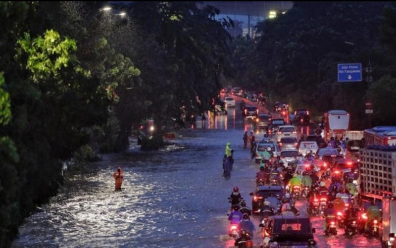 Kemacetan terjadi, terutama pada jam pulang kerja karena pengendara menghindari area genangan yang dalam di jalanan, Cawang, Jakarta Timur, 12 November 2021. (CNN Indonesia/Adhi Wicaksono)