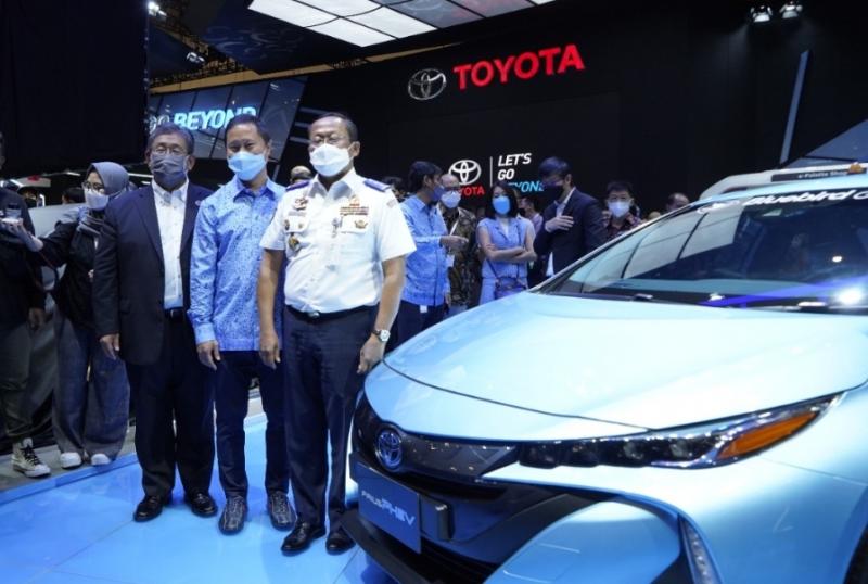 (Kiri) Direktur Utama Toyota Astra Motor, Susumu Matsuda, Direktur utama PT Blue Bird Tbk, Sigit Djokosoetono, dan Dirjen Angkutan Darat Budi Setiyadi meresmikan armada Bluebird PHEV Prius di GIIAS.
