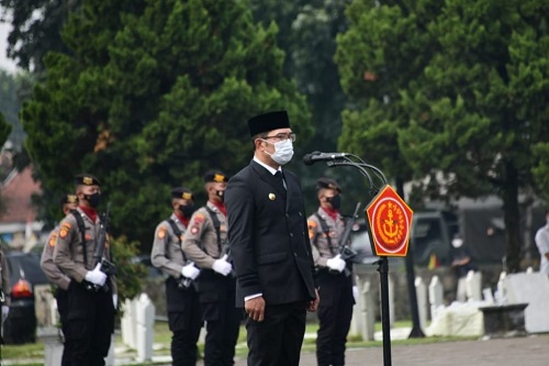 Gubernur Jabar, Ridwan Kamil beserta istri saat berada di di Taman Makam Pahlawan (TMP) Cikutra, Kota Bandung, Rabu (10/11/2021).  (Ist.)