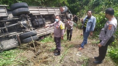 Bus yang masuk jurang di Jambi.