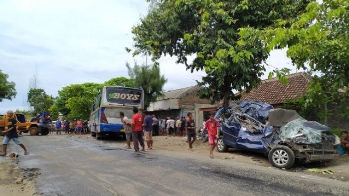 Bus Rela tabrak Toyota Kijang Innova, Honda Mobilio dan Scoopy di Sumberlawang, kabupaten Sragen, Jawa Tengah. Foto: ist.