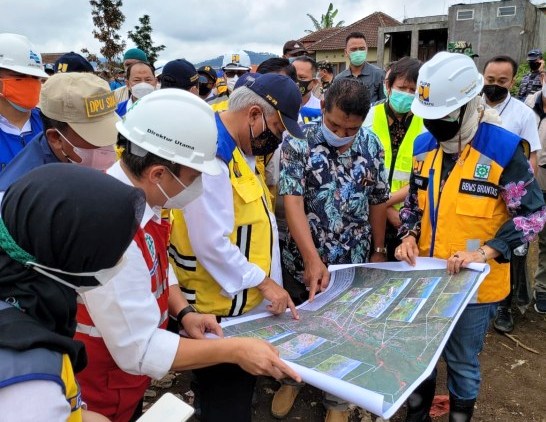 Menteri PUPR,  Basuki Hadimuljono didampingi Wali Kota Batu,  Dewanti Rumpoko meninjau penanganan banjir bandang di Batu Malang,  Jatim, Kamis (11/11/2021). (Ist.)