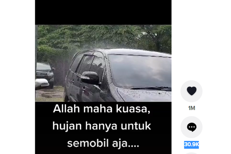 Tangkapan layar video hujan lokal satu mobil di parkiran Bekasi, Jawa Barat. Foto: ist.