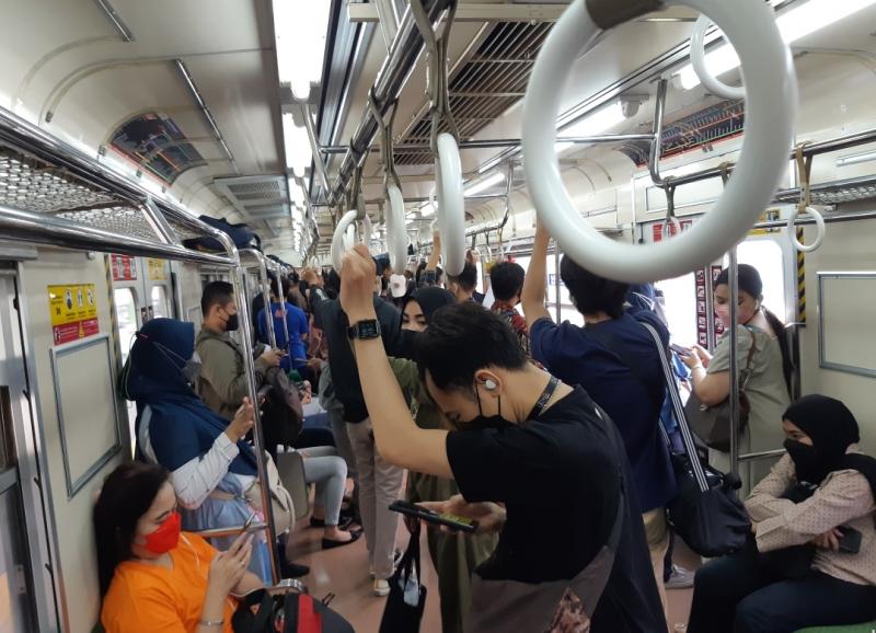 Suasana di rangkaiak KRL yang berangkat dari arah Stasiun Cikarang menuju Manggarai, Sabtu (13/11/2021).