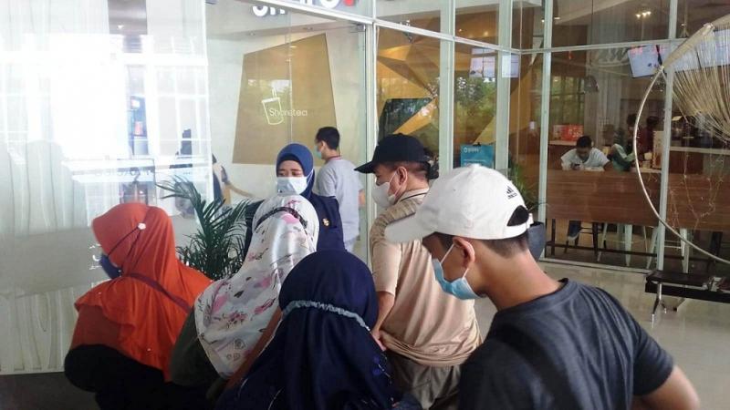 Petugas wanita memeriksa kartu vaksin Covid-19 kepada pengunjung pada salah satu pusat perbelanjaan Kota Cirebon, Sabtu (13/11/2021). (Taryani)