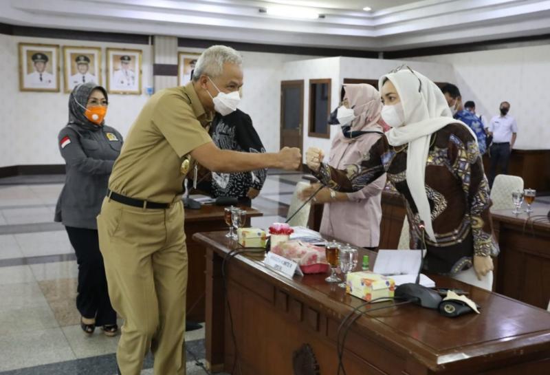 Gubernur Jateng, Ganjar Pranowo menerima Ketua Komite III DPD RI, Sylviana Murni saat memimpin kunjungan kerja Anggota DPD RI ke Jawa Tengah, Senin (15/11/2021). (tr)