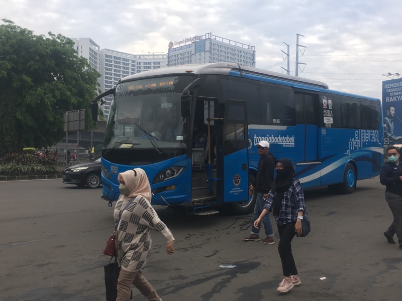 Bus kota di tengah keramaian penumpang di depan Gerbang Tol Bekasi Timur, Senin (15/11/2021) pagi. Foto: BeritaTrans.com.