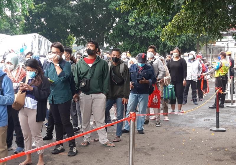 Antrean penumpang KRL di Stasiun Bekasi, Senin (15/11/2021) pagi.