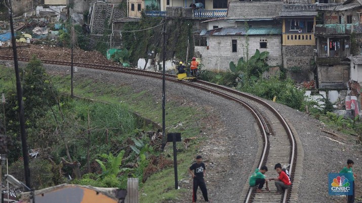 Pekerja menyelesaikan pembangunan double track Kereta Api (KA) Bogor - Sukabumi di Kawasan Bondongan, Bogor, Jawa Barat.
