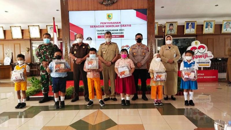 Wakil Bupati Wonogiri, Setyo Sukarno menyerahkan paket seragam gratis simbolis di Pendapa Rumah Dinas Bupati Wonogiri, Senin (15/11/2021). (Ist.)