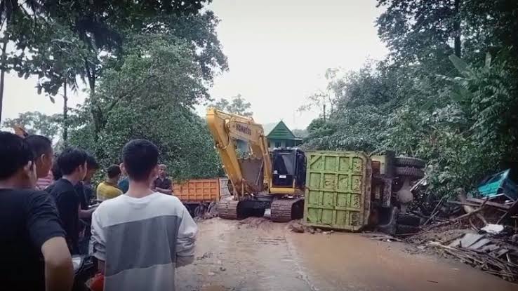 Alat berat dikerahkan untuk mengevakuasi truk yang kecelakaan di Pangkep serta membersihkan jalan dari material tanah. Foto: ist.