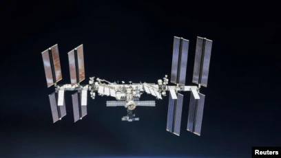 Stasiun Luar Angkasa (ISS) tampak dalam foto yang diambil oleh anggota kru Ekspedisi 56 dari pesawat ruang angkasa Soyuz pada 4 Oktober 2018. (Foto: NASA/Roscosmos/Handout via Reuters)