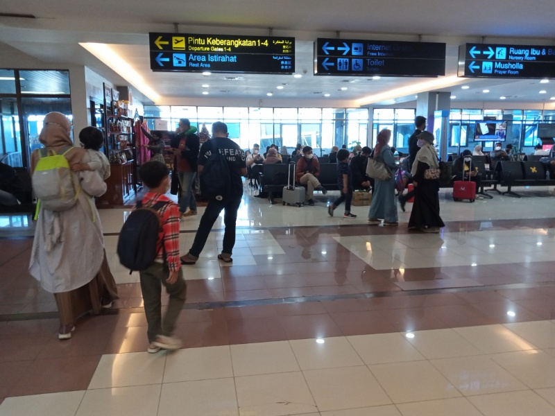 Anak-anak meramaikan Bandara Minangkabau