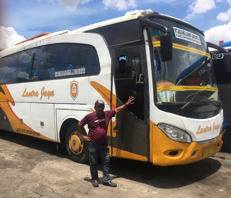 Pengurus dan Pekerja bus Lantra Jaya di Terminal Bekasi, Selasa (16/11/2021). Foto: BeritaTrans.com.