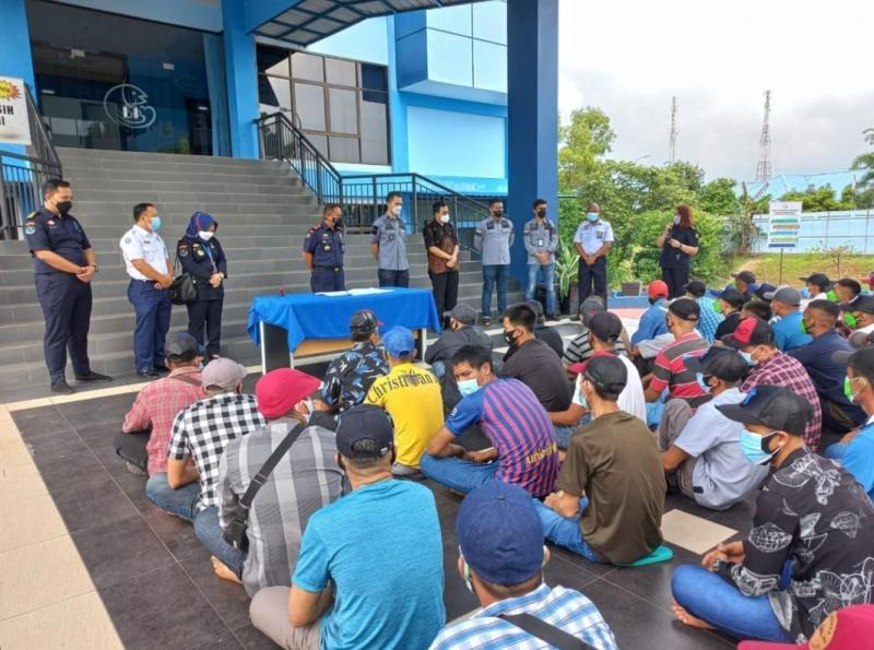166 awak kapal pelaku pencurian ikan asal Vietnam melalui Bandara Hang Nadim, Batam, Senin (16/11/2021).
