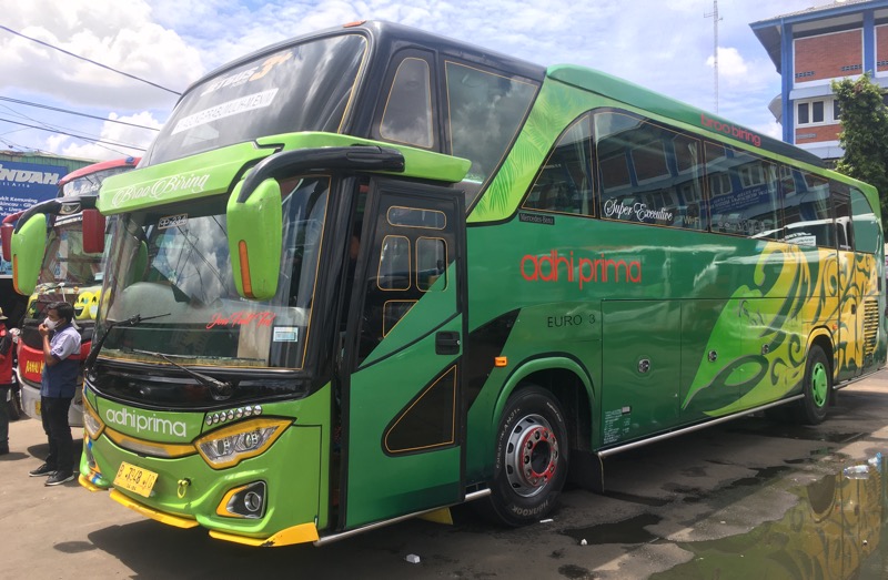 Bus Adhi Prima tujuan Kayu Agung-Prabumulih-Muara Enim-Bekasi di Terminal Bekasi, Selasa (16/11/2021). Foto: BeritaTrans.com.