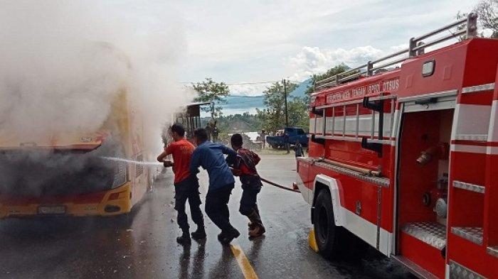 Bus Sempati Star yang terbakar dilakukan pemadaman oleh petugas pemadam kebakaran.
