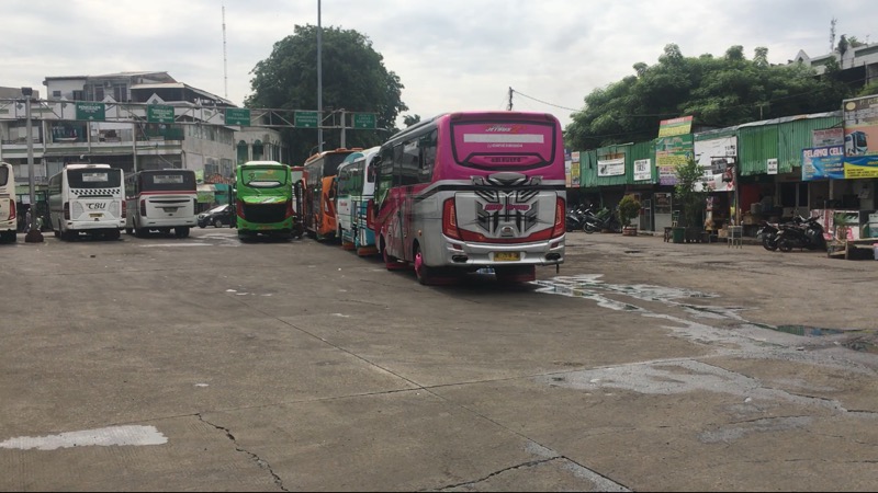 Area parkir keberangkatan lengang bus Sumatera di Terminal Bekasi, Selasa (16/11/2021). Foto: BeritaTrans.com.