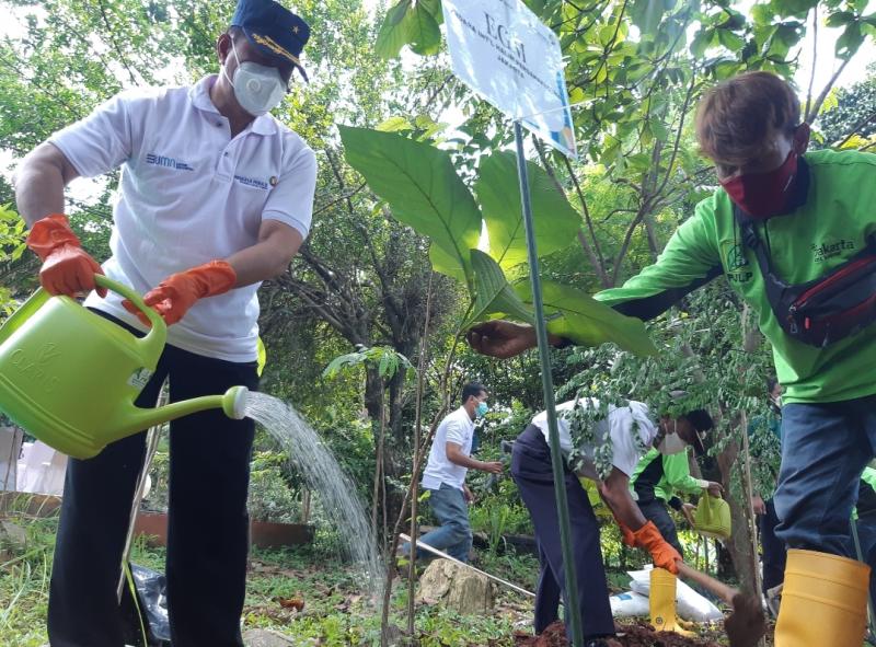 Executive General Manager PT Angkasa Pura II (AP II) Marsma TNI Nandang Sukarna saat melakukan penanaman pohon di Taman Kota Indraloka, Jakarta Timur, Rabu (17/11/2021).