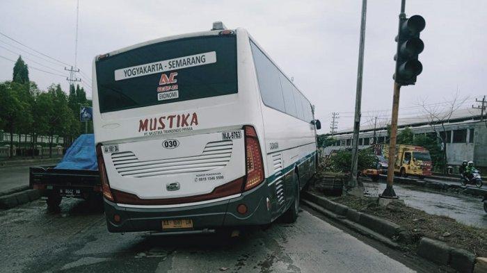 Bus Mustika jurusan Semarang-Yogyakarta kecelakaan di wilayah Kaligawe Kota Semarang, tepatnya depan Kampus Unissula, Selasa 16 November 2021.