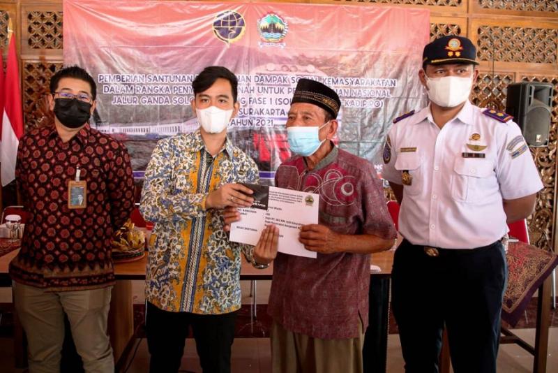 Kepala Balai Perkeretaapian Kelas I Wilayah Jawa Bagian Tengah,  Putu Sumarjaya saat menyerahkan santunan mengemukakan, anggaran untuk santunan total sebesar Rp32 miliar. (Ist.)