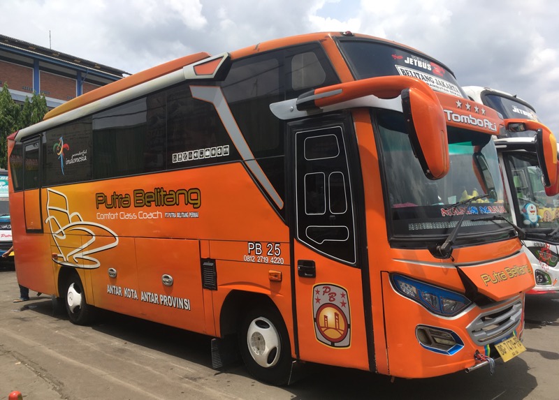 Bus Putra Belitang di Terminal Bekasi, Rabu (17/11/2021). Foto: BeritaTrans.com.