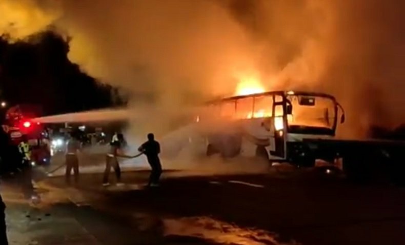Bus barang bukti kecelakaan terbakar di depan Unit Laka Lantas Polres Bukittinggi, Selasa (16/11/2021) malam. (Foto: iNews/Wahyu Sikumbang)