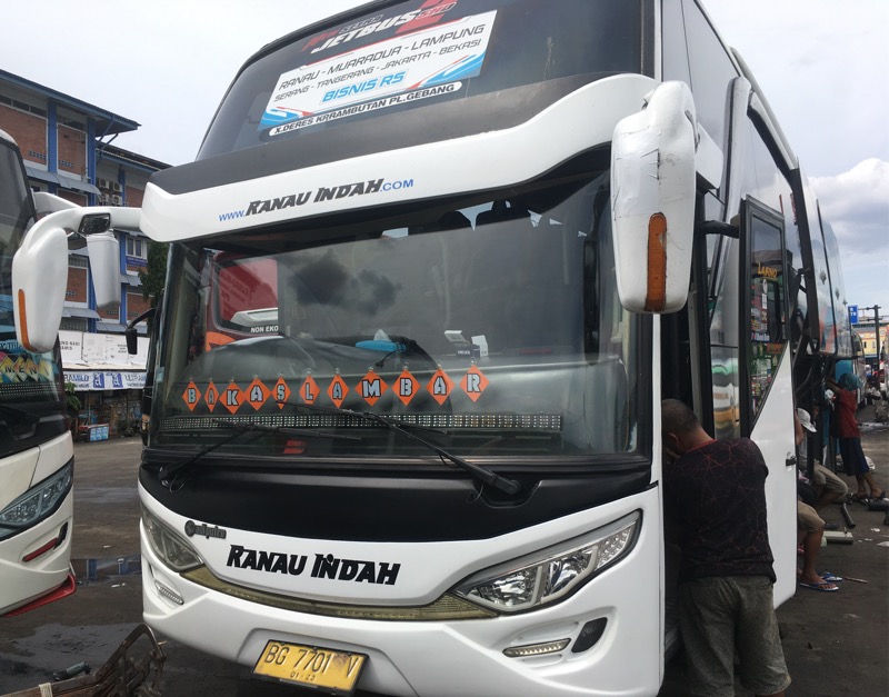 Bus Ranau Indah tengah pengecekan dan perbaikan di Terminal Bekasi, Rabu (17/11/2021). Foto: BeritaTrans.com.