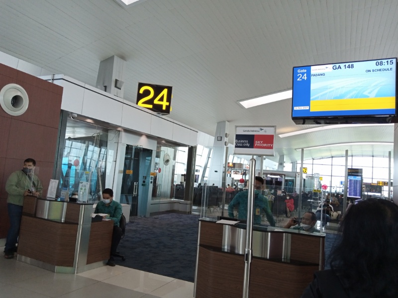 Suasana penumpang Garuda di Terminal 3 Bandara Soekarno Hatta