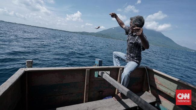 Nelayan di Natuna mengeluhkan kehadiran kapal asing yang ikut menangkap ikan di laut kita. 