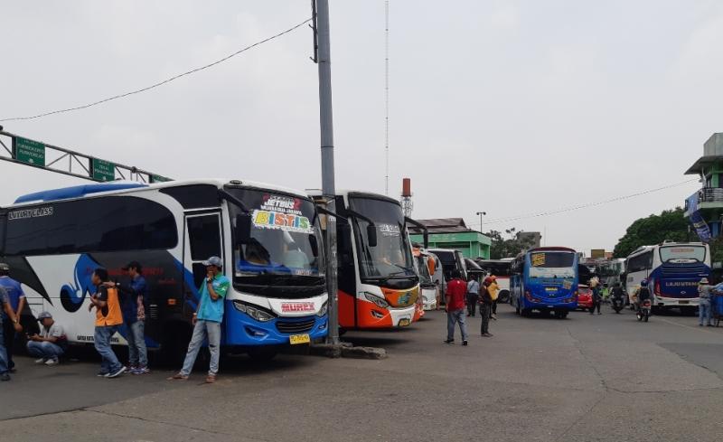 Sejumlah bus dan agen tampak beraktivitas di Terminal Bekasi, Jawa Barat, Kamis (18/11/2021).