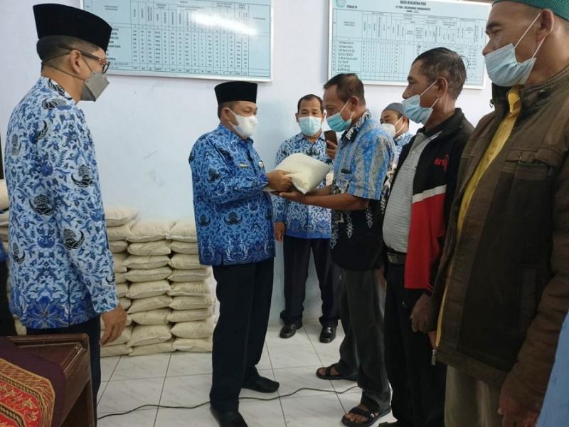 Bupati Semarang,  Ngesti Nugraha saat menyerahkan secara simbolis bantuan cadangan beras pemerintah (CBP) kepada warga di Kelurahan Tambakboyo, Ambarawa dan Desa Kesongo, Tuntang, Rabu (17/11/2021).  (Ist.)