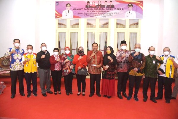 Kunker Spesifik Komisi V DPR RI didampingi Direktur Kepatuhan Intern Ditjen SDA, Mochamad Mazid, Kepala Balai Wilayah Sungai Sumatera VI Bengkulu, Direktur Preservasi Jalan Wilayah I, Akhmad Cahyadi dan Kepala Balai Pelaksanaan Jalan Nasional Bengkulu, M. Diantoro Murod. (Ist.)