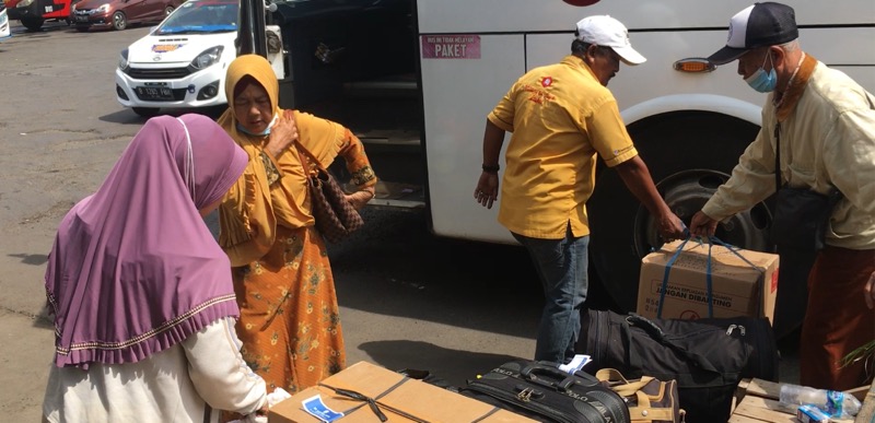 Pria paruh baya bersama keluarga dari Garut, Jawa Barat, calon penumpang bus Lantra Jaya saat tiba di Terminal Bekasi, Sabtu (20/11/2021). Foto: BeritaTrans.com.