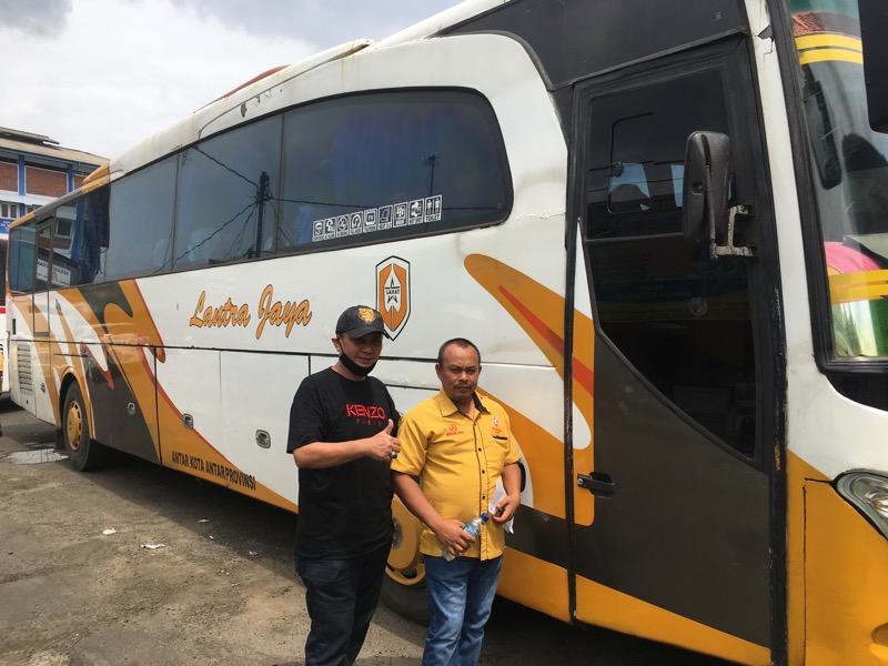 Pengurus bus Lantra Jaya, Toto (kiri topi hitam) dan pengemudi bus Lantra Jaya di Terminal Bekasi, Sabtu (20/11/2021). Foto: BeritaTrans.com.