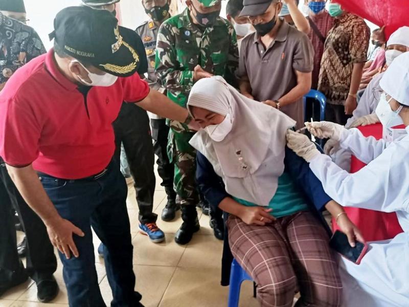 Bupati Semarang, Ngesti Nugraha  menyaksikan langsung kegiatan vaksinasi warganya. (Ist.) 