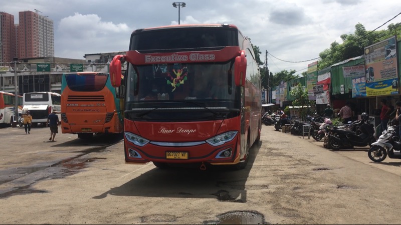 Bus Sinar Dempo saat tiba di Terminal Bekasi, Minggu (21/11/2021) siang. Foto: BeritaTrans.com.