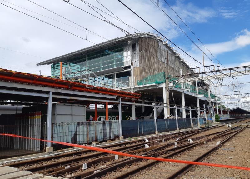 Jalur 1, 2 dan 3 di Stasiun Bekasi ditutup dan operasinal naik turun penumpang dialihkan dibangunan baru sejak Ahad (21/11/2021).
