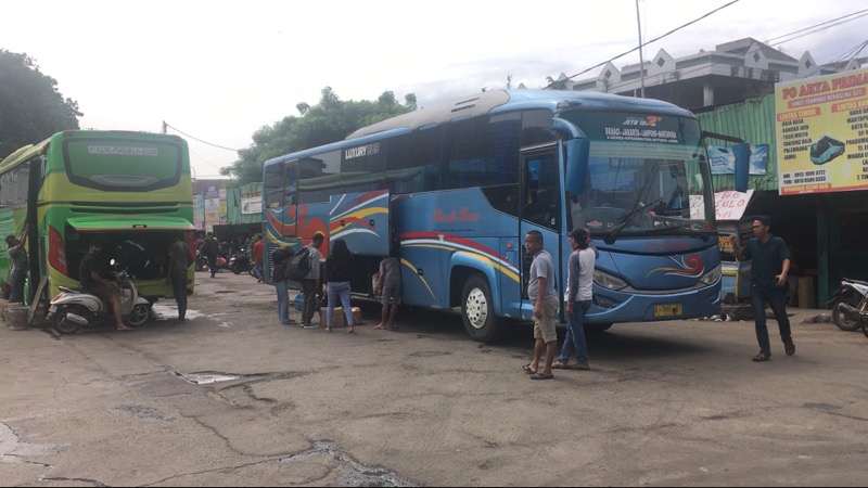 Penumpang bus Bunda Trans saat tiba di Terminal Bekasi, Senin (22/11/2021). Foto: BeritaTrans.com.
