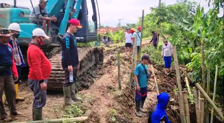 Forkopimcam Losarang, Indramayu, Jawa Barat  memantau langsung penanganan tanggap darurat perbaikan tanggul sungai Cipanas longsor di Desa Rajaiyang, Kecamatan Losarang, Indramayu. (Ist.)