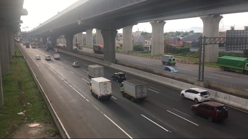 Tol Bekasi Timur ramai lancar kendaraan yang melintas, Senin (22/11/2021) pagi. Foto: BeritaTrans.com.