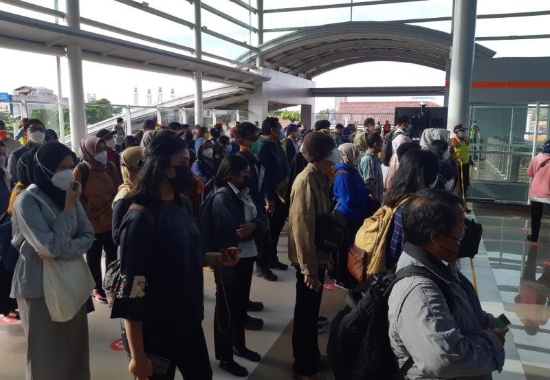 Penumpang KRL mengantre di bangunan baru Stasiun Bekasi, Senin (22/11/2021).