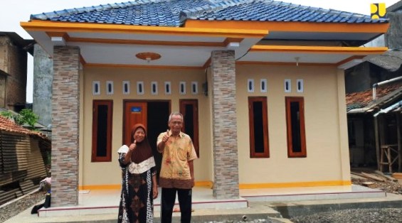 Rumah pasangan suami istri ini sudah layak huni setelah dilakukan perbaikan melalui program bedah rumah Kementerian PUPR. (Ist.)