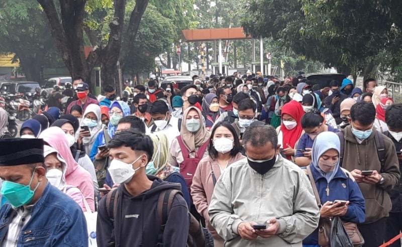 Masyarakat mengantre hendak menggunakan moda transportasi masal jenis KRL untuk beraktivitas saat pandemi pada penerapan PPKM level 1 di Jawa Bali.