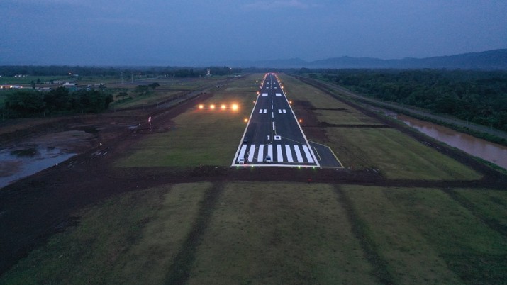 Runway Bandara Jenderal Besar Soedirman di Purbalingga.