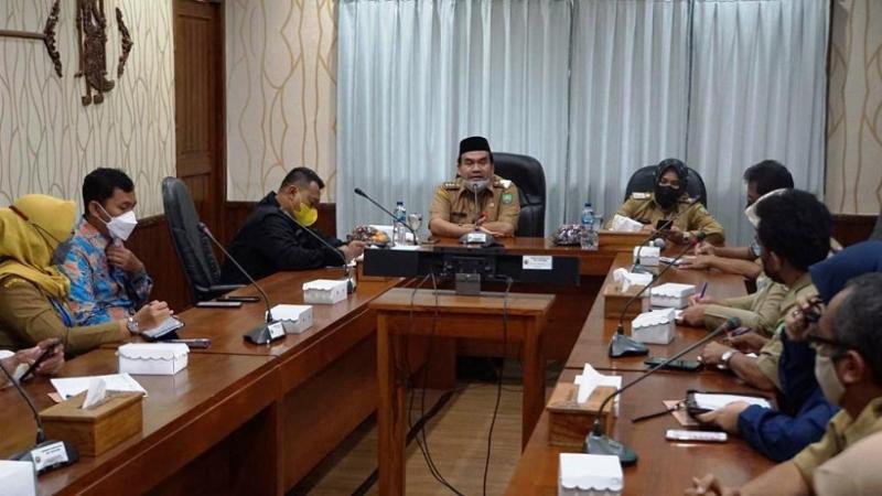 Bupati Blora,  Arief Rohman saat rapat dengan organisasi perangkat daerah (OPD)  membahas teknis kesiapan penyambutan tamu penerbangan perdana Jakarta-Blora. (Ist.). 