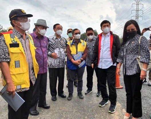 Kementerian PUPR bersama Komisi V DPR RI dipimpin Robert Rouw meninjau lokasi rencana pembangunan Jembatan Sungai Rambut dan jalan akses nya di Kabupaten  Ujung Jabung. (Ist.)