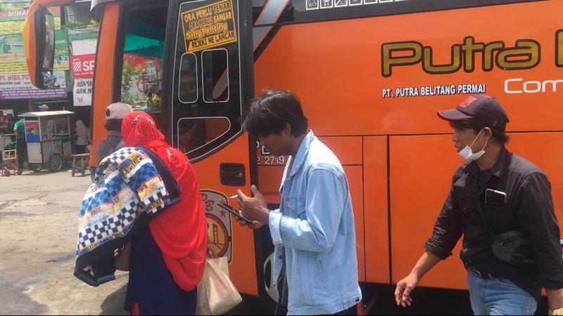 Penumpang bus Putra Belitang di Terminal Bekasi, Selasa (23/11/2021) siang. Foto: BeritaTrans.com.