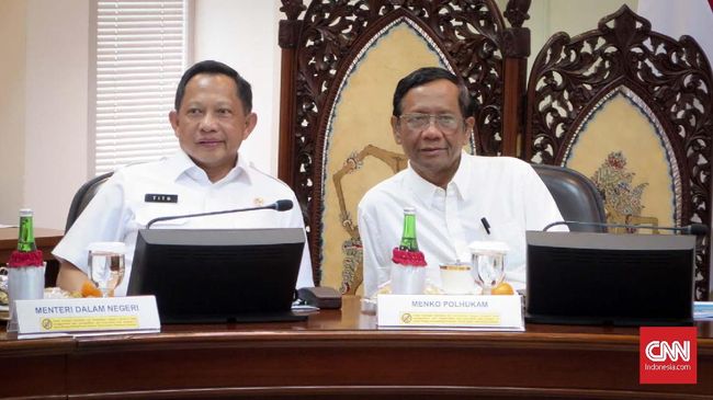 Menko Polhukam Mahfud MD (kanan) dan Mendagri Tito Karnavian. 
